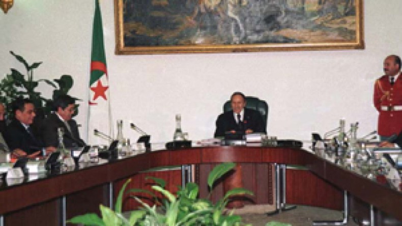 بوتفليقة يفصل اليوم في قانون البلدية وصلاحيات الأميار