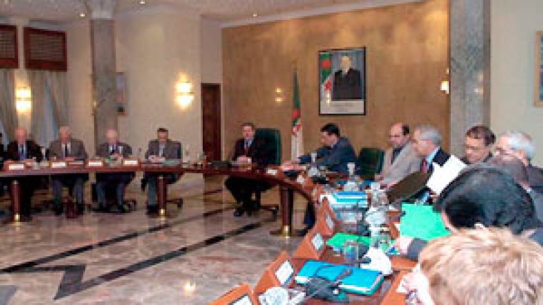 الحكومة تنزع صلاحيات التشريع من البرلمان