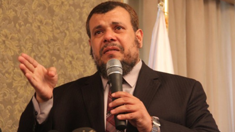 مستشار سابق لمرسي باكيًا: ليسامحك الله سيدي الرئيس