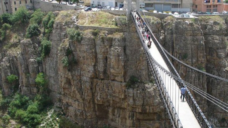مجموعة من اليهود زارت جامع الأمير عبد القادر وغادرت قسنطينة في صمت