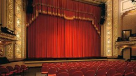 “صاحي بالنوم” في عرضها الشرفي بمسرح قسنطينة