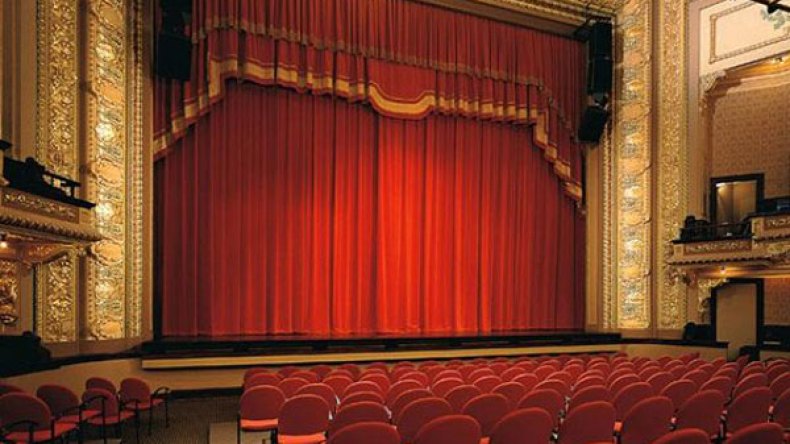 “صاحي بالنوم” في عرضها الشرفي بمسرح قسنطينة