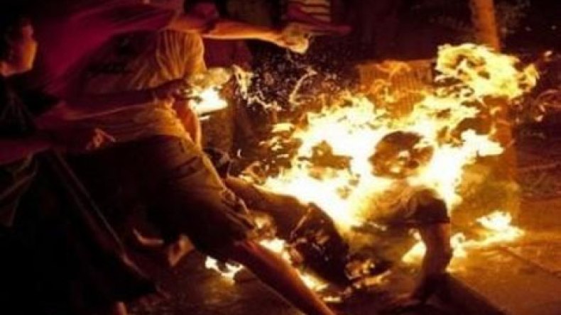 أسير فلسطيني محرر يشعل النار في جسده احتجاجا على الإهمال