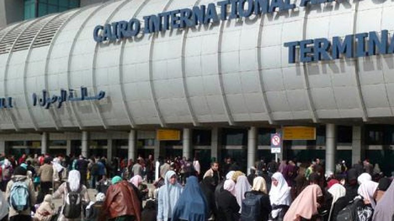 شلل بمحافظات مصر وأكبر عملية إجلاء بالمطار