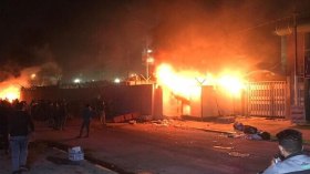 محتجون عراقيون يحرقون مبنى القنصلية الإيرانية في النجف