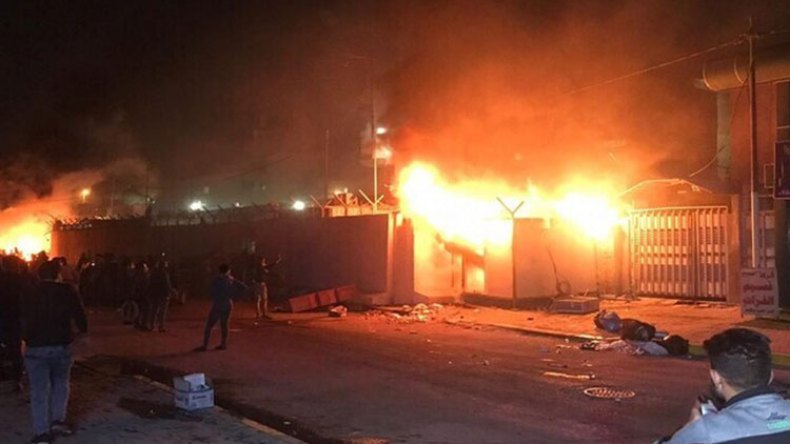 محتجون عراقيون يحرقون مبنى القنصلية الإيرانية في النجف