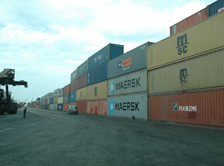 Algeria: customs and sale commissioners in conflict for 10,000 containers