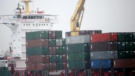 وقف استيراد الألبسة من الصين!