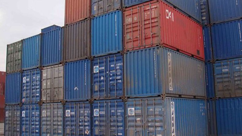 10 آلاف حاوية بقيمة 5 آلاف مليار مكدسة بالموانئ ومساحات التخزين
