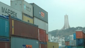 200 مليون يدفعها سنويا كل مستورد مقابل تخزين حاويات البضائع