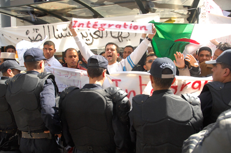 Un ¼ de million de jeunes fonctionnaires en contrats de pré-emploi se révoltent contre les « miettes » touchées  mensuellement