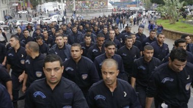 Des policiers devant la présidence de la République