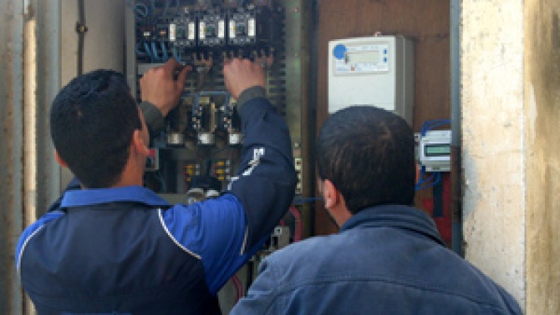 قراصنة الكهرباء ينهبون 1000 مليار..والزوالية يدفعون الثمن‬