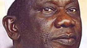 الجيش الغيني يعلن حل الحكومة ووقف العمل بالدستور بعد وفاة الرئيس كونتي