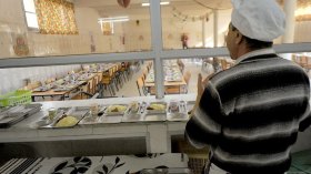 هذا هو مصير المواد الغذائية المتواجدة بالمطاعم المدرسية