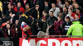 “فرانس فوتبول” تحصي 50 لاعبا اشتهروا بتصرفات مجنونة في الملاعب.. !