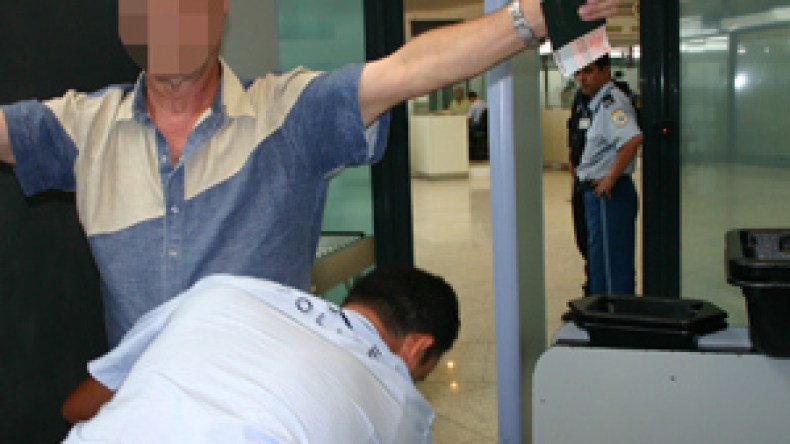 قساوسة أفارقة وأمريكيون يرفضون “كشف العورات” في المطارات