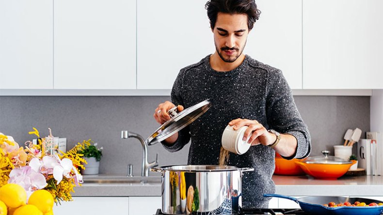 رجال يستغلون الحجر الصحي لتعلم الطبخ ومهارات البيت