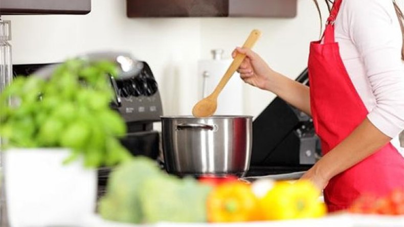 مسبوق يحاول قتل زوجة أخيه لأنها ترفض إعداد الطعام!