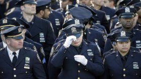 الآلاف في نيويورك يشيّعون جثمان شرطي قتل انتقاما لمقتل رجال سود