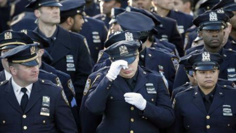 الآلاف في نيويورك يشيّعون جثمان شرطي قتل انتقاما لمقتل رجال سود