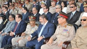 مرسي يُكرِّم طنطاوي وعنان ويعيّنهما مستشارَين له