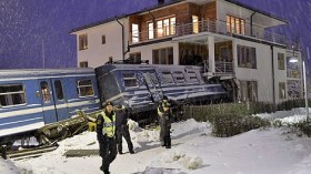 سويدية تسرق قطارًا وتصدمه بمبنى في ستوكهولم