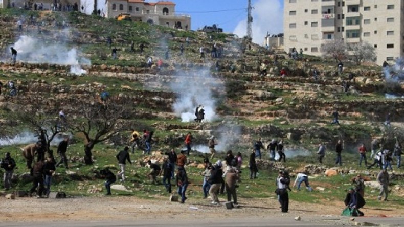مئات الفلسطينيين يشتبكون مع الجيش الإسرائيلي قرب سجن عوفر