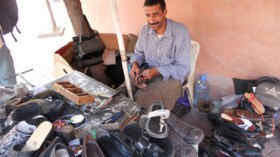 الاسكافي.. مهنة أنقذتها الأحذية الصينية من الاندثار