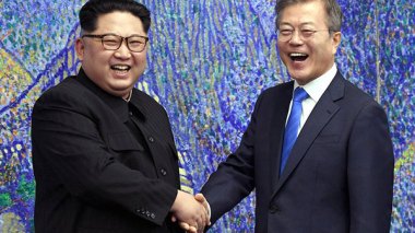 Poignée de main historique entre les dirigeants des deux Corée