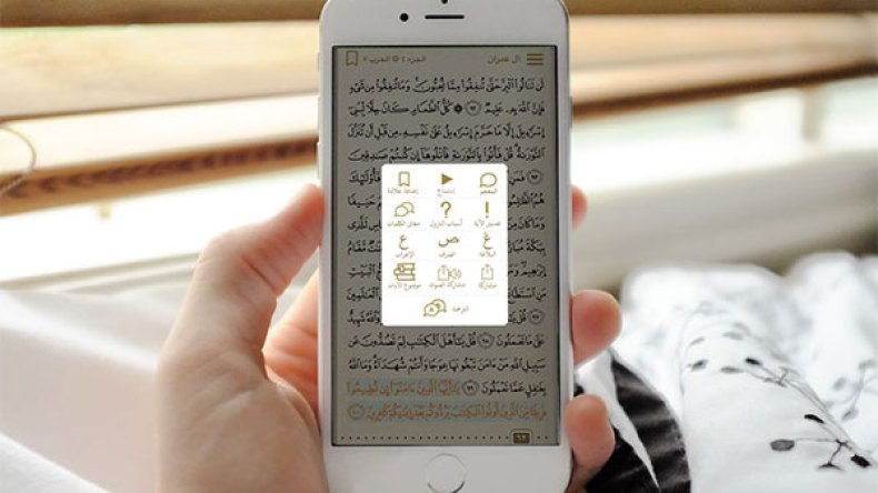 المصاحف الالكترونية ممنوعة في صلاة التراويح