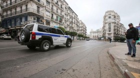 بين الحكومة والشعب..