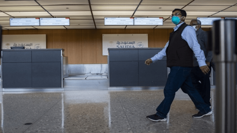السعودية: ترحيل أي مقيم لا يلتزم بالكمامة