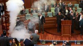 نائبة معارضة تطلق عبوة غاز مسيل للدموع داخل البرلمان