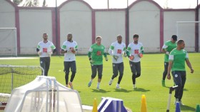 المنافسة تشتد بين مبولحي وزماموش وخليلوزيتش متردد