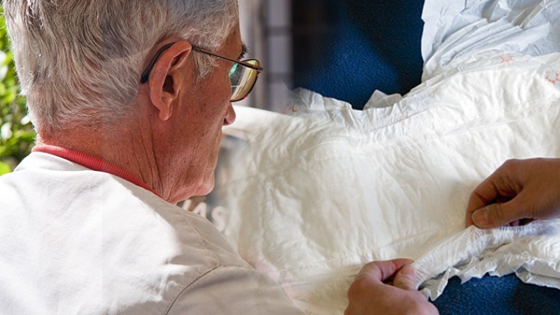 معاقون.. مرضى ومسنّون في رحلة البحث عن الحفّاضات