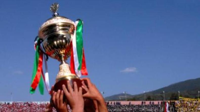 إمرأة تدير مباراة الكأس بين تلمسان وعزابة