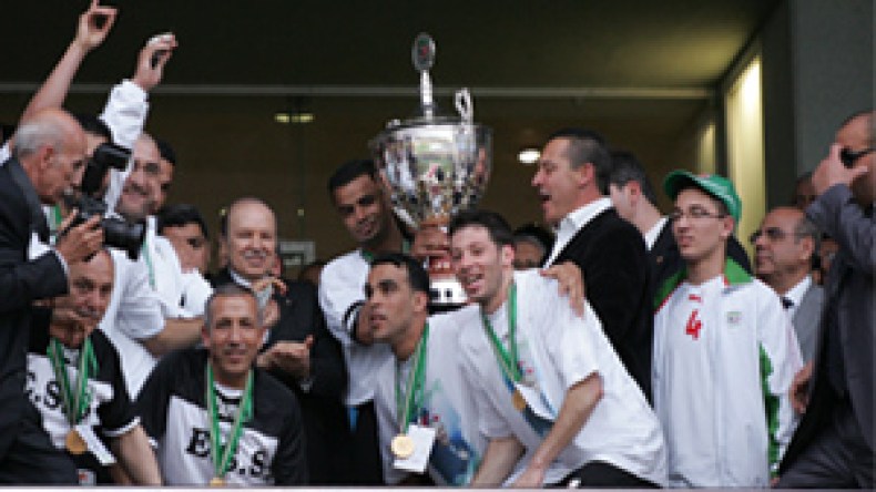 النسر‭ ‬الأسود‭ ‬يحلق‭ ‬في‭ ‬السماء‭ ‬السابعة