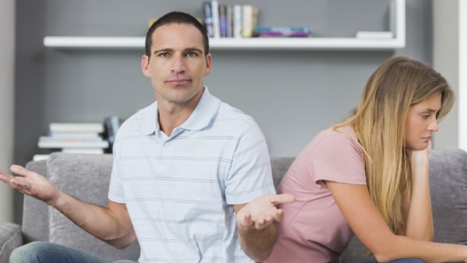 مطلقون يعيشون في  بيت واحد!!