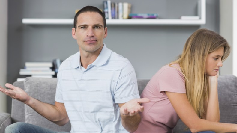 مطلقون يعيشون في  بيت واحد!!