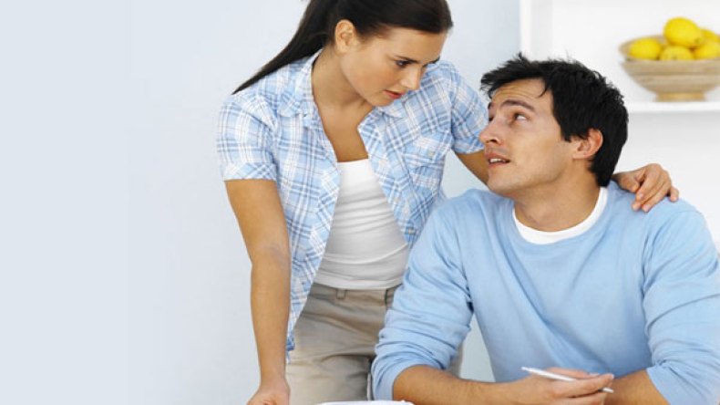 أزواج لا يستطيعون القيام بشيء دون زوجاتهم!