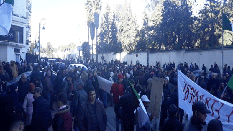 مواطنون ينظمون وقفة مؤيدة للمسار الإنتخابي أمام المحكمة العليا