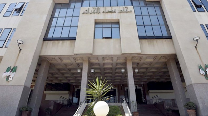 مسبوق ينتقم من والديه المنفصلين بحرق المسكن العائليǃ