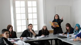 بين ازدهار تعليم الفرنسية في الجزائر والمغرب العربي وتدهور تعليم اللغة العربية بفرنسا