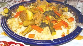 طباخون يتنافسون على طهي أفضل طبق كسكسي بتلمسان