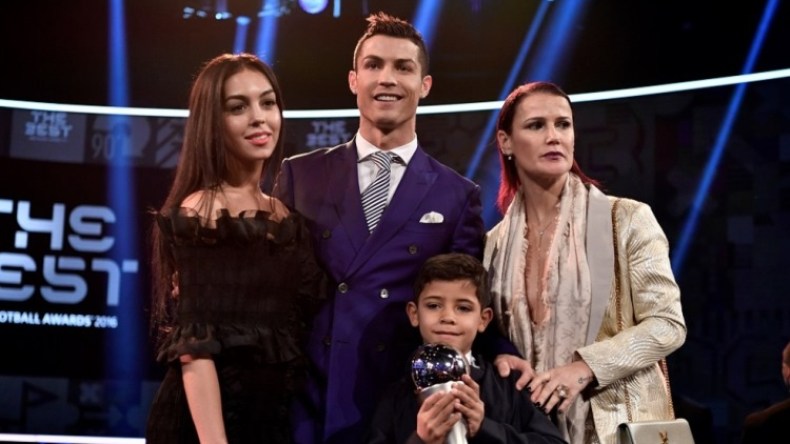 شقيقة رونالدو: الرّبّ سَيُطهّر الوسط الكروي القذر