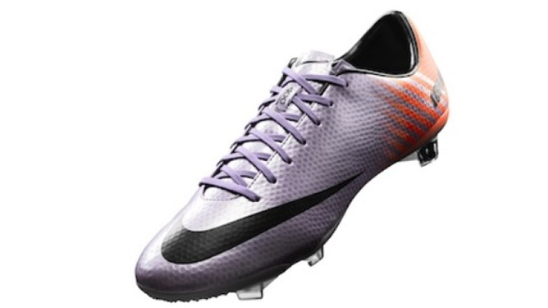 الكشف عن حذاء رونالدو في “كلاسيكو” الكرة الأرضية