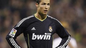 اللصوص “ينفضون” أقدام رونالدو وبن زيمة وأوزيل!