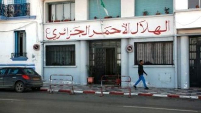عناصر من الهلال الأحمر وجمعيات خيرية بزنزت بتبرعات التجار