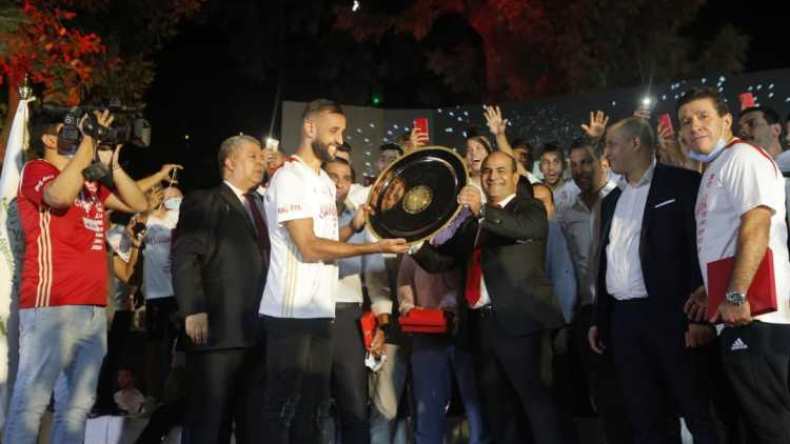 مدوار يُسلّم درع البطولة لِشباب بلوزداد